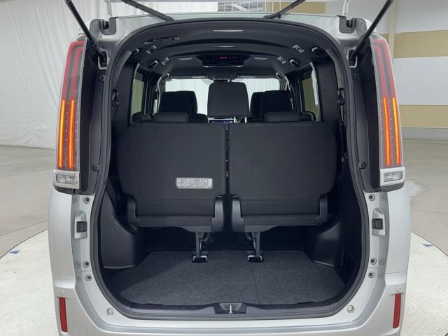 ノア ハイブリッドG Rカメラ スマートキー&プッシュスタート LEDへッドライト 地デジ イモビライザー 記録簿有 Wエアコン パワーウインドウ アルミ クルコン エアバッグ 横滑り防止 DVD再生機能 フルフラット(18枚目)