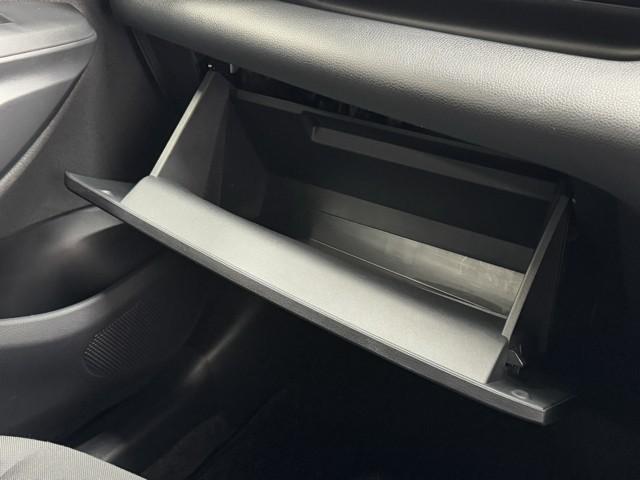 小物入れも充実しています。　クルマの中って意外と小物が多くなりがちですよね。　快適な車内だと家と同じようにリラックスしちゃって、あれも欲しいなこれも欲しいなってつい手元に置いちゃいますよね。