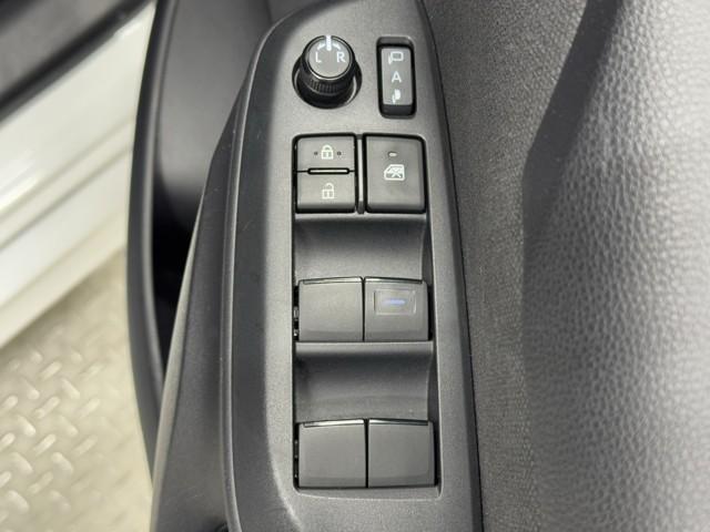 パワーウィンドウのスイッチですよ。　運転席に居ながら窓を開け閉めのコントロールできますよ。　ロック機能で、子供がイタズラして窓を開けるという事も無くなりますよ。