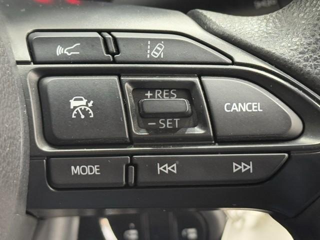 レーダークルーズコントロールです。　前の車との距離をレーダーで測り一定の車間距離に保ってくれますよ。詳細はスタッフまで。