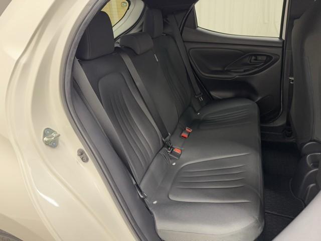 足元広々で、ゆったりとした後席ですね。　後席でノビノビ、リラックス快適な空間でドライブはいかがですか。