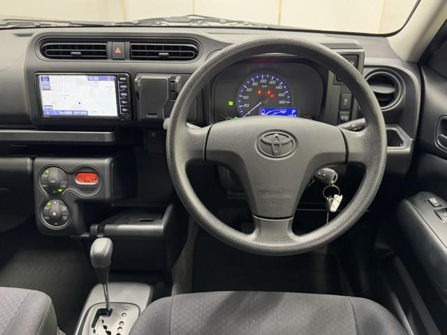 シックな色使いの運転席周りですね。すっきりとしたデザインで上品な色使いです。居心地の良い運転席、長く座ってられるリラックスできるデザインがいいですね。