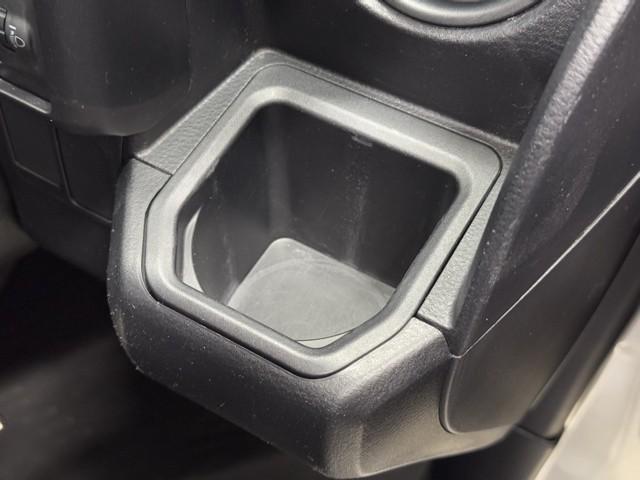 便利なカップホルダーを装備しています。　缶ジュースを開けて運転していると振動で倒れないかヒヤヒヤ、意外と置き場に困るもの。　意外に重要な装備ですね。