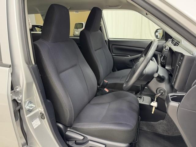 高めのヒップポイントのゆったりとしたシートです。　足腰に負担が掛かる乗り降りが楽になりますよ。　快適なドライブを楽しむ為にも長く座っていられるシートがいいですね。