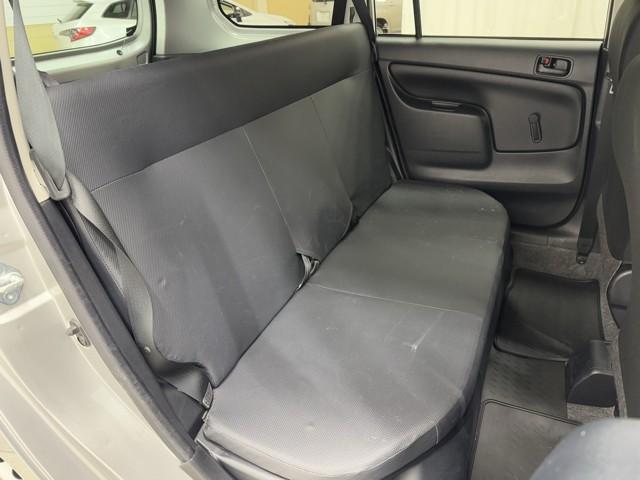 足元広々の座り心地良好、後席ですよ。　ドライビング中、長い間同じ体勢で居るのって大変ですよね。　長く座っているものだから、リラックスできるシートがいいですよね。