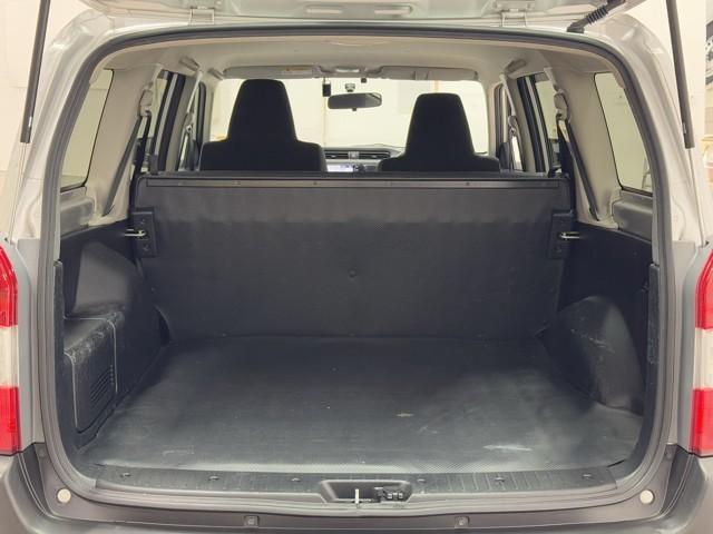 とても広々、大きな開口部の荷室スペースですね。　開口部広々だから、大きな荷物も楽々収納出来ちゃいますね。　荷物スペースは広いほうがいいですよね。