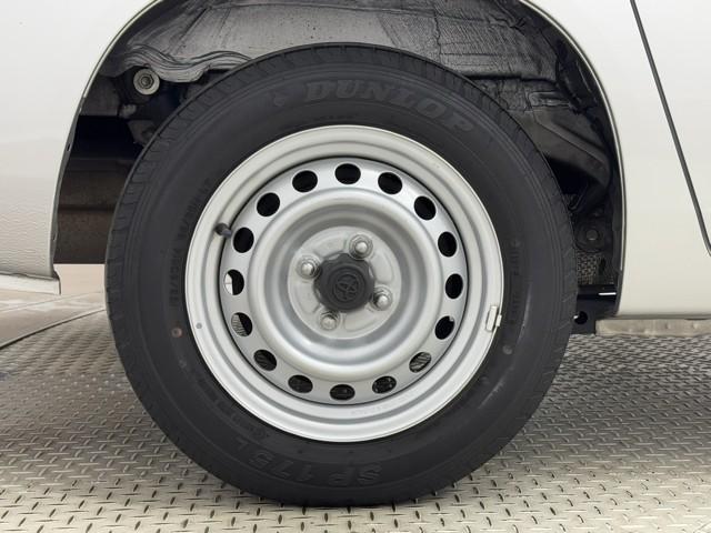 スチールホイールです。　重いと思われがちですが、頑丈な素材を使って使う量を少なく出来るのでアルミホイールよりも軽い事もあるんですよ。　お好みのホイールも付けれますよ。
