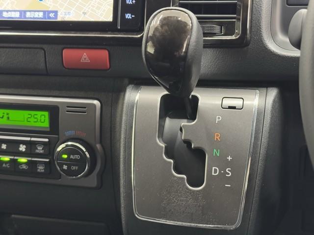 ハイエースバン スーパーＧＬ　ダークプライムＩＩ　ＬＥＤヘットライト　メモリーナビゲーション　ミュージックプレイヤー接続可　地デジ　スマキー　ＡＢＳ　フルフラット　盗難警報装置　運転席エアバッグ　リアクーラー　オートエアコン　パワーウインドウ　記録簿（14枚目）