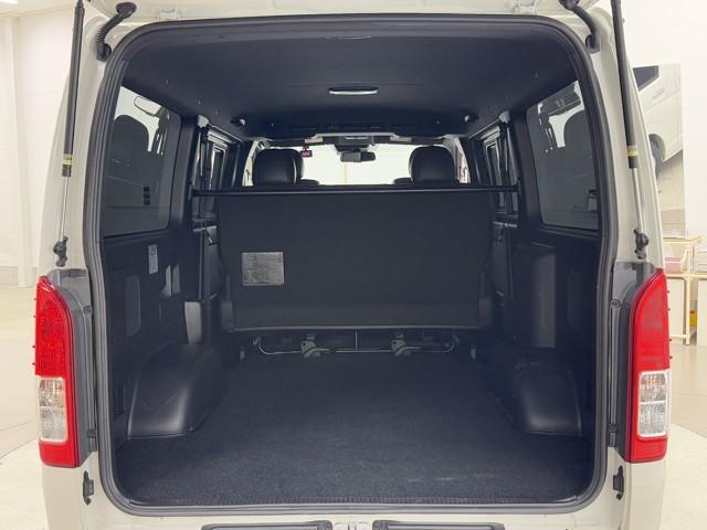 ハイエースバン スーパーＧＬ　ダークプライムＩＩ　ＬＥＤヘットライト　メモリーナビゲーション　ミュージックプレイヤー接続可　地デジ　スマキー　ＡＢＳ　フルフラット　盗難警報装置　運転席エアバッグ　リアクーラー　オートエアコン　パワーウインドウ　記録簿（18枚目）
