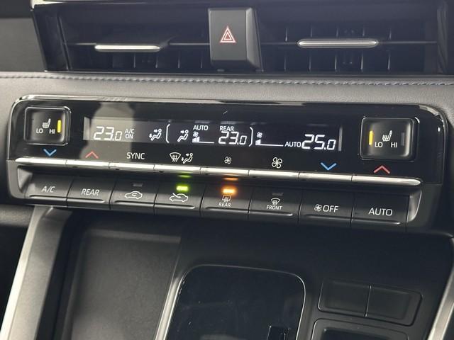 ヴォクシー ハイブリッドＳ－Ｚ　パワーウィンドウ　ＤＶＤ再生機能　インテリキー　横滑防止装置　地デジＴＶ　アクティブクルーズコントロール　フルオートエアコン　リアカメラ　エアバッグ　ＡＢＳ　１００Ｖ充電　ナビＴＶ　ＷＡＣ　キーレス（9枚目）