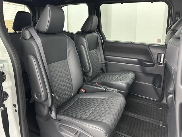 ヴォクシー ハイブリッドＳ－Ｚ　パワーウィンドウ　ＤＶＤ再生機能　インテリキー　横滑防止装置　地デジＴＶ　アクティブクルーズコントロール　フルオートエアコン　リアカメラ　エアバッグ　ＡＢＳ　１００Ｖ充電　ナビＴＶ　ＷＡＣ　キーレス（17枚目）