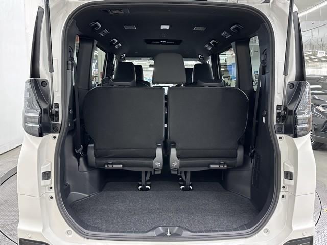 ヴォクシー ハイブリッドＳ－Ｚ　パワーウィンドウ　ＤＶＤ再生機能　インテリキー　横滑防止装置　地デジＴＶ　アクティブクルーズコントロール　フルオートエアコン　リアカメラ　エアバッグ　ＡＢＳ　１００Ｖ充電　ナビＴＶ　ＷＡＣ　キーレス（18枚目）