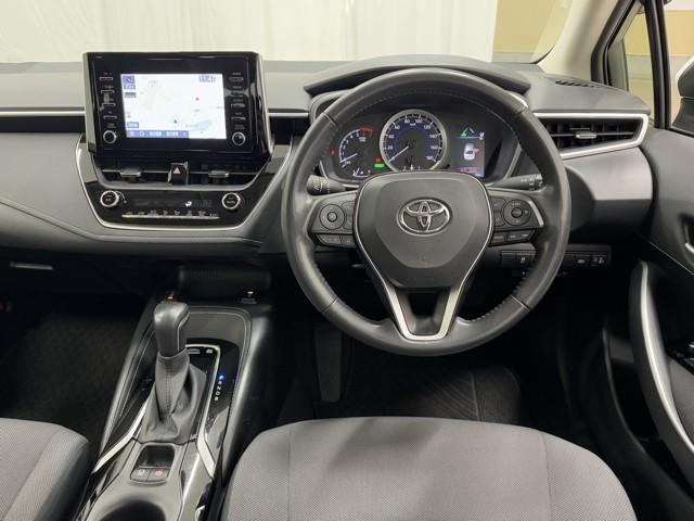 カローラ ハイブリッド　Ｓ　スマートキ　ｉストップ　横滑り防止機能　ＬＥＤヘッドライト　ミュージックプレイヤー接続可　盗難防止装置　キーレス　オートエアコン　クルコン　リヤカメラ　メモリナビ　パワーステアリング　ＡＷ　ＡＢＳ（4枚目）