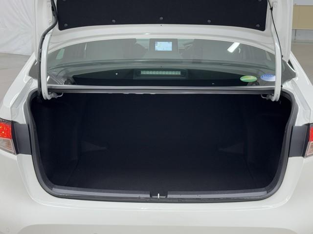 カローラ ハイブリッド　Ｓ　スマートキ　ｉストップ　横滑り防止機能　ＬＥＤヘッドライト　ミュージックプレイヤー接続可　盗難防止装置　キーレス　オートエアコン　クルコン　リヤカメラ　メモリナビ　パワーステアリング　ＡＷ　ＡＢＳ（16枚目）