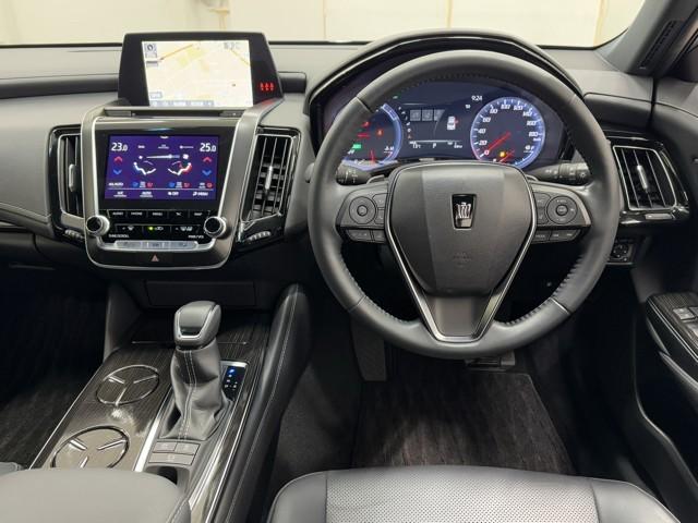 クラウンハイブリッド Ｇ　本革シート　アルミ　ＬＥＤヘッド　キーフリー　記録簿　アイドリングストップ　横滑り防止機能　ＤＶＤ　ＥＴＣ　オートエアコン　ＡＵＸ　ＡＢＳ　メモリナビ　盗難防止装置　エアバッグ　ＡＣ１００Ｖ　ドラレコ（4枚目）