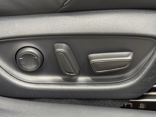 クラウンハイブリッド Ｇ　本革シート　アルミ　ＬＥＤヘッド　キーフリー　記録簿　アイドリングストップ　横滑り防止機能　ＤＶＤ　ＥＴＣ　オートエアコン　ＡＵＸ　ＡＢＳ　メモリナビ　盗難防止装置　エアバッグ　ＡＣ１００Ｖ　ドラレコ（16枚目）