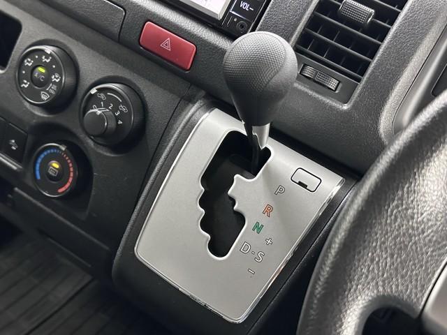 ���삵�₷���`�s�V�t�g�ł��B�@�V�t�g�`�F���W���C�ɂ��Ȃ��Ă����̂ŉ^�]�����ɏW���ł��܂��ˁB�@���R�Ǝ�ɓ͂��Ƃ���ɂ���A��ɂȂ��ތ`��̃V�t�g�m�u�������ł��ˁB