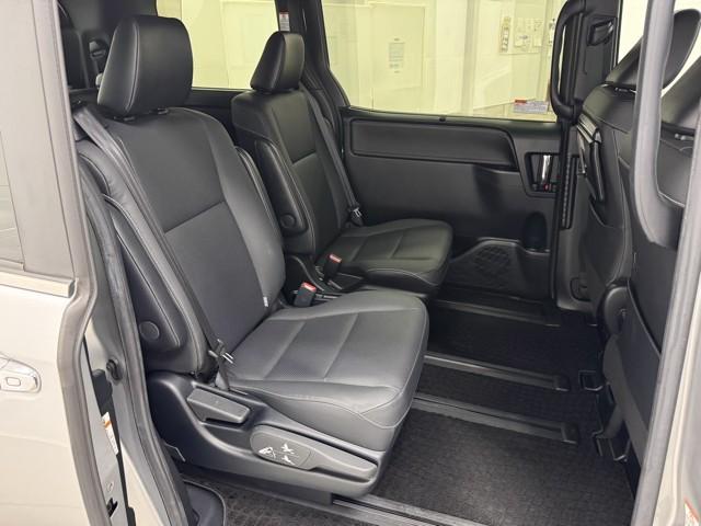 エスクァイア ハイブリッドGi Rカメラ AAC ナビ&TV リアエアコン 記録簿付き 地デジ アイドルストップ クルーズコントロール LEDライト キーレスエントリー スマートキー付 DVD再生可 エアバック 横滑防止装置 ETC(17枚目)