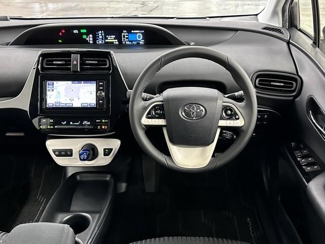 プリウス Ｓセーフティプラス　衝突回避システム　Ｂモニター　ドラレコ付き　定期点検記録簿　ＬＥＤライト　クルコン　ＥＴＣ装備　スマートＫＥＹ　ナビＴＶ　イモビライザー　横滑り防止機能　ＰＷ　カーテンエアバッグ　キーレスエントリー（4枚目）