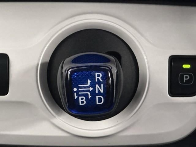 プリウス Ｓセーフティプラス　衝突回避システム　Ｂモニター　ドラレコ付き　定期点検記録簿　ＬＥＤライト　クルコン　ＥＴＣ装備　スマートＫＥＹ　ナビＴＶ　イモビライザー　横滑り防止機能　ＰＷ　カーテンエアバッグ　キーレスエントリー（11枚目）