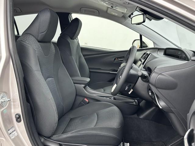 プリウス Ｓセーフティプラス　衝突回避システム　Ｂモニター　ドラレコ付き　定期点検記録簿　ＬＥＤライト　クルコン　ＥＴＣ装備　スマートＫＥＹ　ナビＴＶ　イモビライザー　横滑り防止機能　ＰＷ　カーテンエアバッグ　キーレスエントリー（17枚目）