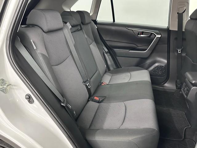 ＲＡＶ４ Ｘ　フルセグテレビ　点検記録簿　ドライブレコーダー　ミュージックプレイヤー接続可　バックカメラ　クルコン　スマートキー　ＥＴＣ　４ＷＤ　盗難防止装置　カーテンエアバッグ　ＡＢＳ　キーフリ　エアバッグ（17枚目）