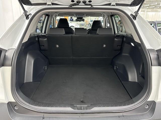 ＲＡＶ４ Ｘ　フルセグテレビ　点検記録簿　ドライブレコーダー　ミュージックプレイヤー接続可　バックカメラ　クルコン　スマートキー　ＥＴＣ　４ＷＤ　盗難防止装置　カーテンエアバッグ　ＡＢＳ　キーフリ　エアバッグ（18枚目）