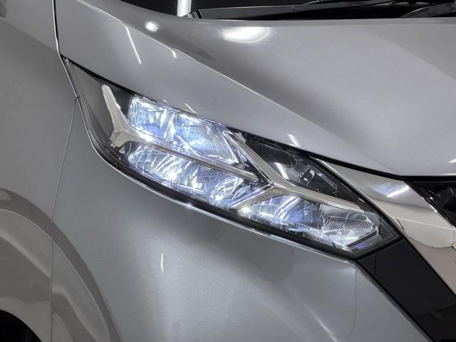 ���邢���C�g���铹�𖾂邭�Ƃ炵�Ă���܂��B�@�^�]�����ŁA���H�󋵂������ɑ����F���ł��邩�d�v�ȃ|�C���g�ł��B�@���F�����Â��������邭�Ƃ炵�Ă���܂���B