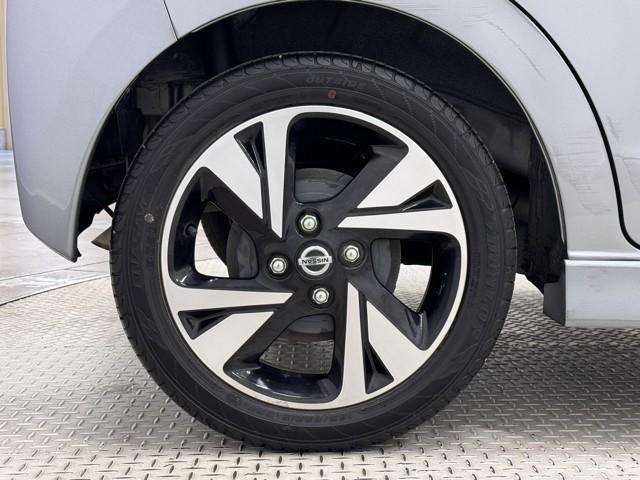 �A���~�z�C�[���ł��B�@�H�ʂɗ͂�`����z�C�[�������͓��ɖڗ����܂���ˁB�@�z�C�[���ЂƂŎԂ̃C���[�W���傫���ς��܂��ˁB