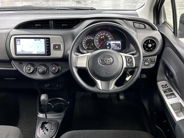 ヴィッツ Ｆ　衝突被害軽減装置　アイドリングストップ車　パワーウィンドウ　エアバック　Ｗエアバック　エアコン　横滑り防止装置　キーレスキー　整備記録簿　パワステ　ワンセグＴＶ　ナビ・ＴＶ　メモリーナビゲーション（4枚目）