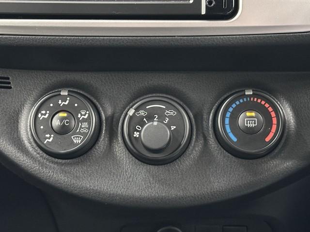 ヴィッツ Ｆ　衝突被害軽減装置　アイドリングストップ車　パワーウィンドウ　エアバック　Ｗエアバック　エアコン　横滑り防止装置　キーレスキー　整備記録簿　パワステ　ワンセグＴＶ　ナビ・ＴＶ　メモリーナビゲーション（9枚目）