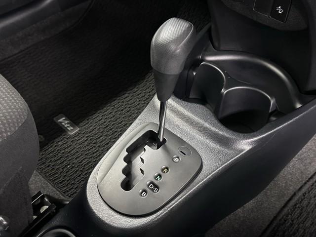 ヴィッツ Ｆ　衝突被害軽減装置　アイドリングストップ車　パワーウィンドウ　エアバック　Ｗエアバック　エアコン　横滑り防止装置　キーレスキー　整備記録簿　パワステ　ワンセグＴＶ　ナビ・ＴＶ　メモリーナビゲーション（10枚目）