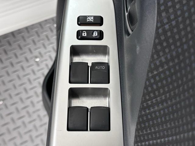 ヴィッツ Ｆ　衝突被害軽減装置　アイドリングストップ車　パワーウィンドウ　エアバック　Ｗエアバック　エアコン　横滑り防止装置　キーレスキー　整備記録簿　パワステ　ワンセグＴＶ　ナビ・ＴＶ　メモリーナビゲーション（15枚目）