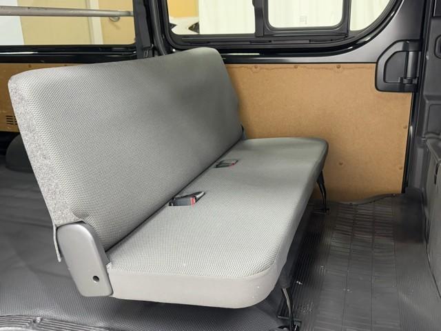 ハイエースバン ＤＸ　プリクラッシュセーフティ　メンテナンスノート　ドラレコ　エアバック　フルセグＴＶ　リモコンキー　パワーステアリング　セキュリティーアラーム　ミュージックプレイヤー接続可　メモリナビ　ＤＶＤ　ナビ＆ＴＶ（16枚目）