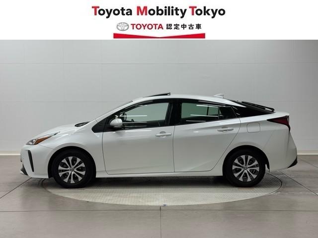 プリウス Aプレミアム サンル-フ 電動パワーシート 黒革シート AC100V アイドリングストップ機能 LEDライト 地デジフルセグ Rカメラ スマキー クルコン メモリナビ AC ETC 整備記録簿 キーレスエントリー(3枚目)