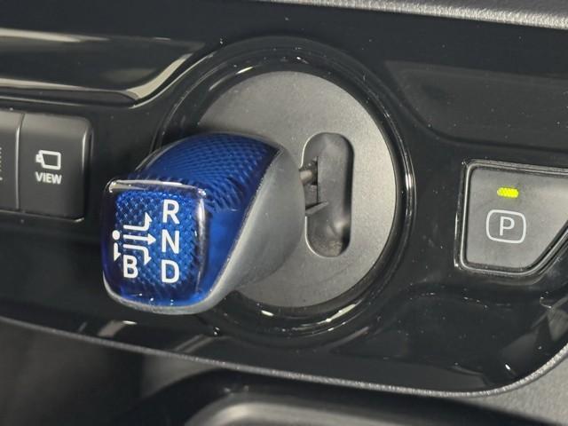 プリウス Aプレミアム サンル-フ 電動パワーシート 黒革シート AC100V アイドリングストップ機能 LEDライト 地デジフルセグ Rカメラ スマキー クルコン メモリナビ AC ETC 整備記録簿 キーレスエントリー(12枚目)