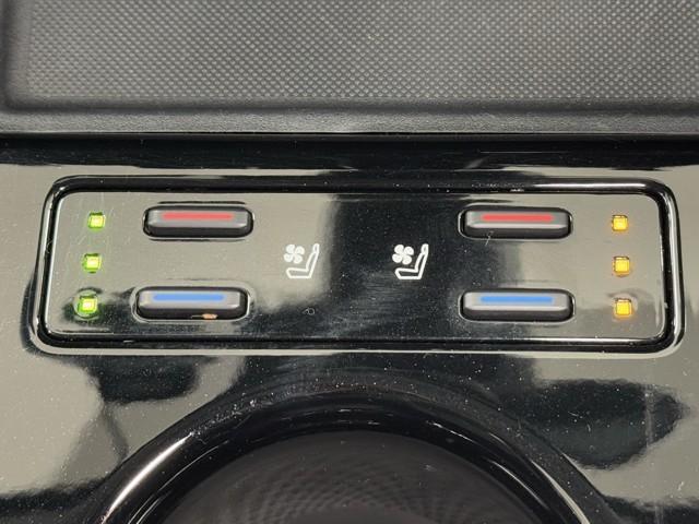プリウス Aプレミアム サンル-フ 電動パワーシート 黒革シート AC100V アイドリングストップ機能 LEDライト 地デジフルセグ Rカメラ スマキー クルコン メモリナビ AC ETC 整備記録簿 キーレスエントリー(15枚目)