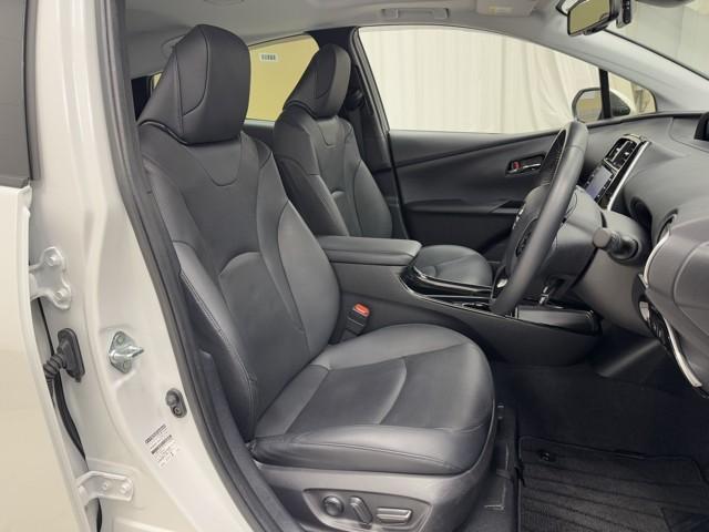 プリウス Aプレミアム サンル-フ 電動パワーシート 黒革シート AC100V アイドリングストップ機能 LEDライト 地デジフルセグ Rカメラ スマキー クルコン メモリナビ AC ETC 整備記録簿 キーレスエントリー(17枚目)