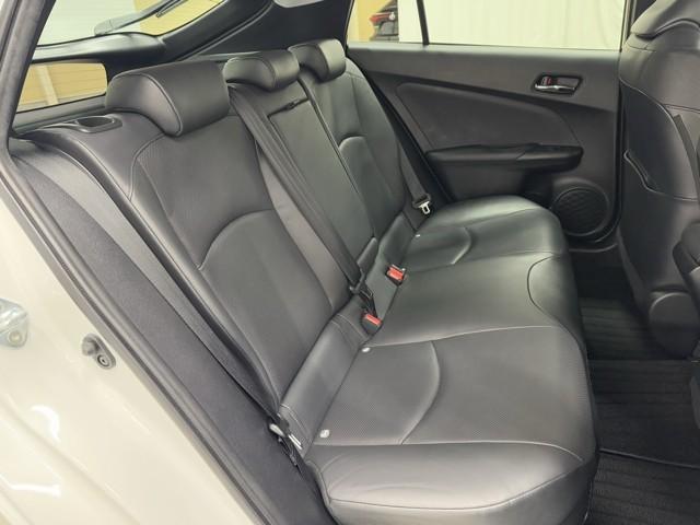 プリウス Aプレミアム サンル-フ 電動パワーシート 黒革シート AC100V アイドリングストップ機能 LEDライト 地デジフルセグ Rカメラ スマキー クルコン メモリナビ AC ETC 整備記録簿 キーレスエントリー(18枚目)