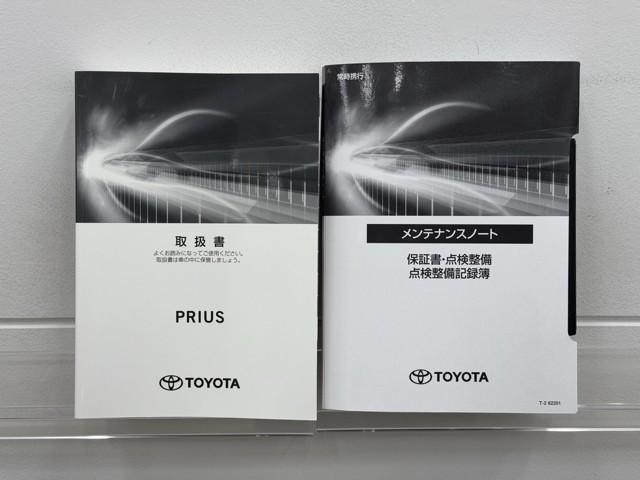 プリウス Aプレミアム サンル-フ 電動パワーシート 黒革シート AC100V アイドリングストップ機能 LEDライト 地デジフルセグ Rカメラ スマキー クルコン メモリナビ AC ETC 整備記録簿 キーレスエントリー(20枚目)