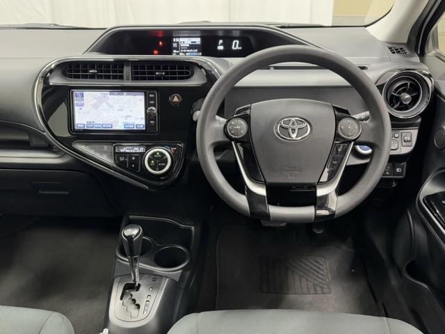 アクア Ｓスタイルブラック　運転席助手席エアバック　セキュリティアラーム　バックモニタ　アイドルストップ　スマートエントリー　定期点検記録簿　横滑防止　ＡＵＸ接続　ＴＶナビ　Ｄレコ　地デジＴＶ　アルミホイール　ＰＷ　ＡＢＳ（4枚目）