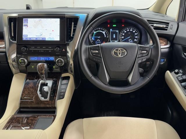 アルファードハイブリッド Ｘ　両側パワスラドア　ＡＷ　ドライブレコーダー　ＬＥＤ　リアカメラ　ＥＴＣ車載器　横滑り防止　リアオートエアコン　クルコン　ミュージックプレイヤー接続可　ＥＣＯモード　メモリーナビ　キーレス　ＡＣ１００Ｖ（4枚目）