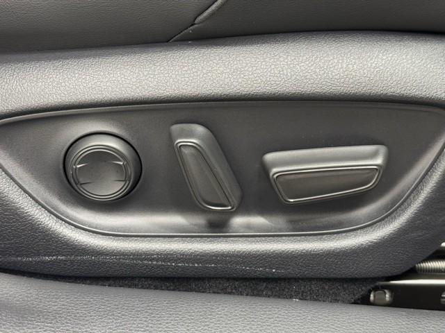 クラウンハイブリッド Ｓ　エレガンススタイル　ＰＣＳ　アイドリングＳ　地上デジタル　ＬＥＤライト　バックカメラ　パワーシート　ミュージックプレイヤー接続可　ＤＶＤ再生　ドラレコ　クルコン　アルミホイール　ＥＴＣ　メモリーナビ　ナビＴＶ　キーレス（15枚目）