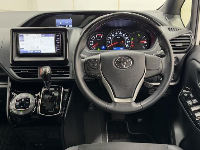 ノア Si ダブルバイビーIII リアカメラ アイドリングストップ車 整備記録簿 LEDライト クルーズコントロール メモリナビ パワーウインドウ 横滑り防止 ミュージックプレイヤー接続可 スマートキー アルミ ナビTV ETC(4枚目)