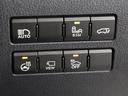 電動式バックドアです。 荷物を持ったままでもボタン一つで自動的に開け閉めできるので便利ですよ。 挟み込み防止機能も付いていますのでお子様の手や荷物を挟み込むのを防いでくれますよ。