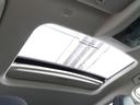 明るさが室内に溢れるムーンルーフですね。 暗い車内でも外の天候関係なく明るい光を取り入れることが出来ますね。 気持ちよくドライビングできますよ。