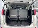 とても広々、大きな開口部の荷室スペースですね。 開口部広々だから、大きな荷物も楽々収納出来ちゃいますね。 荷物スペースは広いほうがいいですよね。