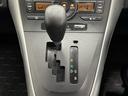 操作しやすいATシフトです。 シフトチェンジを気にしなくていいので運転だけに集中できますね。 自然と手に届くところにある、手になじむ形状のシフトノブがいいですね。