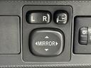 電動格納ミラーの操作スイッチですね。 駐車時にミラーを動かそうと外に出る必要も無く、悪天候の時でも運転席に居ながらミラーの操作できますよ。 一度使うと手放せない装備ですよね。