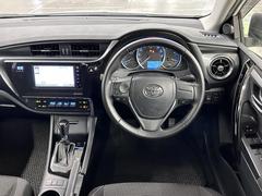 シックな色使いの運転席周りですね。すっきりとしたデザインで上品な色使いです。居心地の良い運転席、長く座ってられるリラックスできるデザインがいいですね。 4